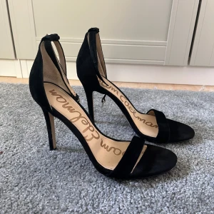 Sam edelman klackar - Jätte snygga klackar från Sam edelman. Dom är i äkta mocka. Använt ca 3 gånger. Klackhöjd: 10 cm. Säljer pågrund av de ej kommer till användning längre. De är lite slitna men mockan utanpå skon är i fint skick 💕😊. 