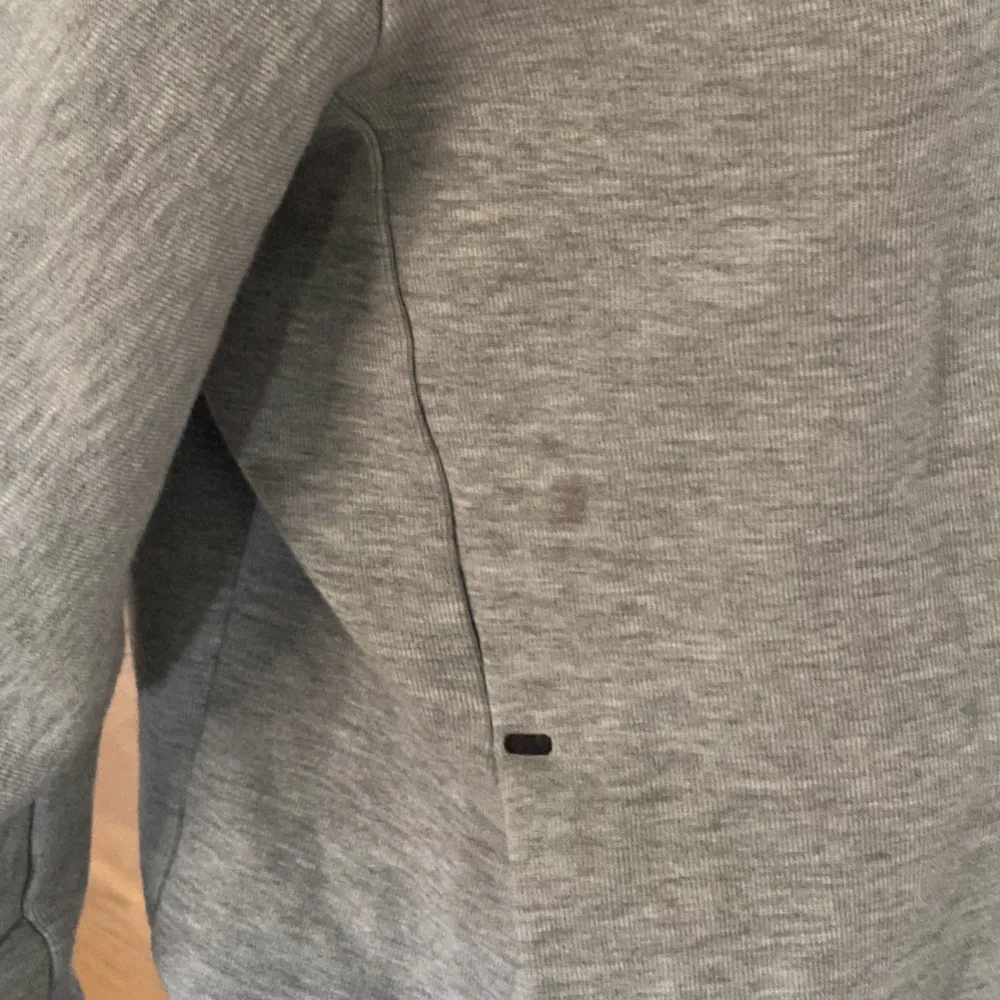 Grå Nike tech fleece. Finns en fläck på den, se tredje bilden. Storlek 146/152 men kan även passa S. Tröjor & Koftor.