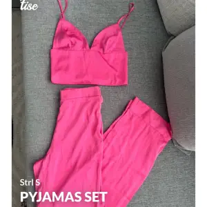 Pyjamas set från Bikbok aldrig använt 