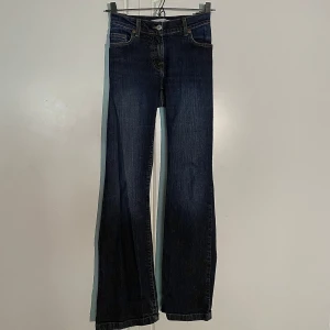 Mid Waist Jeans - Marinblå jeans i storlek 40. Gott skick. Medelhög midja.