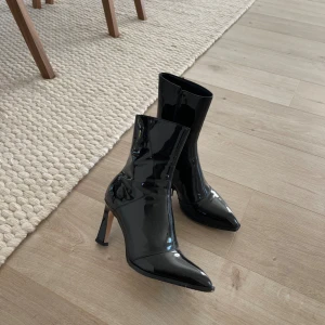 Nakd Klackskor  - Säljer mina fina svarta klackskor i Lack från Nakd, storlek 36 🤍