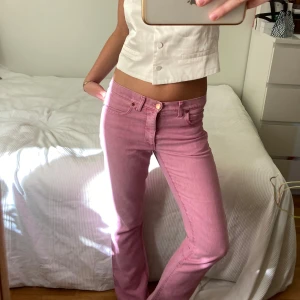 Rosa jeans!! - Lågmidjade rosa jeans!!! Ser inte vilket märke tyvärr. Storlek M men passar även xs/s 🩷🩷