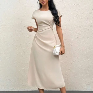 Satin klänning - Oanvänd beige/champagne satinklänning köpt från shein. Storlek S