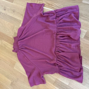 Cool topp - En medel genomskinlig topp som man kan matcha sött med ett linne under 