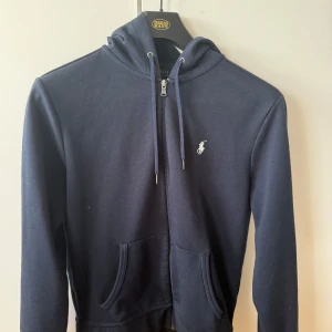 Ralph Lauren zip hoodie - Säljer denna mörkblåa Ralph Lauren zip hoodien, äkta och köpt på Ralph Lauren i Paris, har tyvärr inte kvittot.  Storlek S Skick 9/10