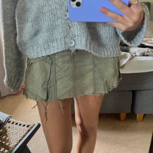 Grön jeans kjol - Super fin och unik grön jeans kjol! Lite skrynklig då den legat i en låda, men går lätt att fixa genom att stryka😍🥰🥰🥰