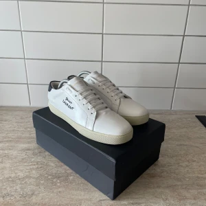 Saint Laurent skor  - Säljer ett par stilrena oanvända skor från saint Laurent:) Hör av dig för mer bilder eller vid frågor! 