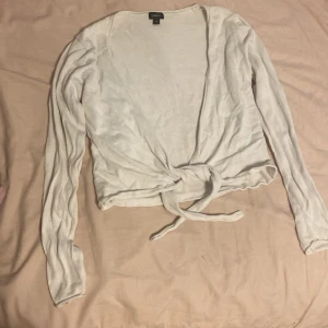 En vit kofta från Lindex  - Säljer en vit kofta från Lindex i storlek M