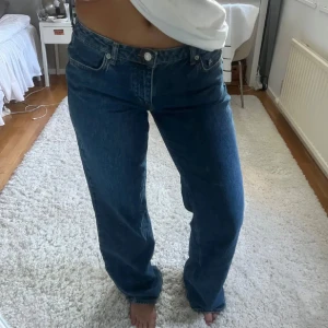 lågmidjade jeans  - Lågmidjade jeans från NAKD, skit snygga men kommer tyvärr inte till användning. Köpte för 699, men säljer för 399. Inga defekter 😄