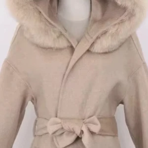 Beige pälskappa  - Fin och god skick, använd bara ett var gånger. Pälsen går att ta bort, köpt för 2999kr. Beige färgad kappa. Jackan är i XS men stor och passar S & M. Vid snap affär kan priset diskuteras. Köparen står för frakten.