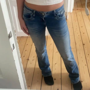 Lågmidjade bootcut jeans ltb valerie - Blå lågmidjade bootcut jeans från ltb i modellen valerie 💓 Är jättefin i modellen men är tyvär fel storlek 💔 Inga defekter och i nyskick! Helt slutsålda! 💓
