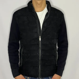 Massimo dutti cardigan  - Tjena! Säljer nu denna extremt snygga cardigan jackan som är ifrån Massimo dutti • Skick 8/10 • Storlek M passar M/S• Modellen på bilden är 184 • Vårt pris : 699kr • Hör gärna av er via pm vid frågor eller funderingar;