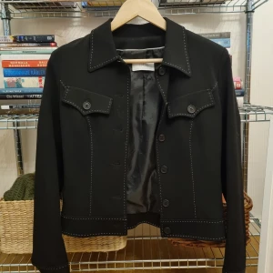 Svart kavaj - Fin svart kavaj inköpt på secondhand. Märket är Noridc Design by PTA♡  Det står tyvärr ingen storlek men passar mig som har storlek S. Passformen är figursydd☆