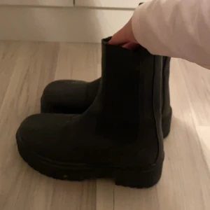 Svarta låga boots - Låga boots från Nelly, nyskick🤍🤍