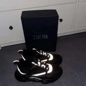 Säljer mina dior b22 skor. Nästan helt nya använda 2 gånger. Ny pris ungefär 15 000 kr mitt pris 2900. Vid snabba affärer kan priset diskuteras. Byte av skor kan också diskuteras 