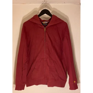 Carhartt zip Hoodie i röd - Storlek M, passar även S  Skick 9/10  Skön vintage vibe , zip hoodie från Carhartt . Nypris 700kr   Fina detaljer med snygg karaktär 