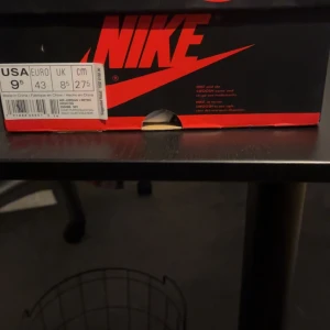 Jordan 1 Court Purple (Purple Toe) - Ett par Jordans som bara ligger i garderoben och vill ha en ny ägare, skorna är använda kanske 10 gånger men har knappt nån crease. Där av priset. Hör av vid frågor 