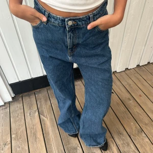 Monki byxor - Säljer dessa monki byxor då de inte kommer till användning. De är sparsamt använda och i storlek 26. Skulle säga att de passar som en S/M eftersom de är oversized.