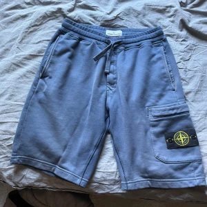 Stone island - Tjena! Tänkte kolla vad jag kan få för mina shorts. Köpta online, kvitto finns. Skicket är bra (8/10) enda jag sett är det lilla på lappen samt ytterst lite solblekt. Vid frågor eller funderingar hör gärna av dig
