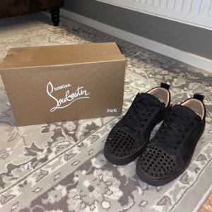 Louboutin svarta - Feta svarta Louboutin skor i storlek 44, använda ett fåtal gånger men på höger fot vid höger sida så finns det en liten defekt men inget man tänker på.
