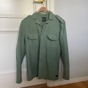 Grön Tiger of Sweden overshirt. Storlek: S. Skick: 9/10, bra skick.  Kontakta oss för fler bilder eller info!🙌