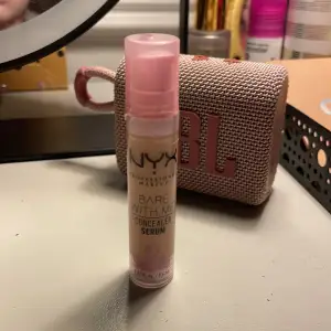 säljer denna concealer då den tyvärr är liiiiite för mörk för mig ❤️ färgen heter vanilla och den är inte öppnad ❤️