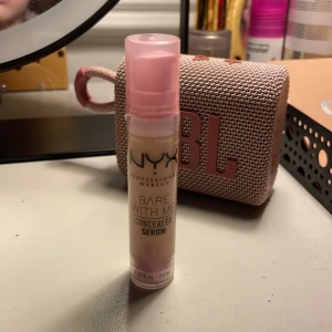 nyx bare with me - säljer denna concealer då den tyvärr är liiiiite för mörk för mig ❤️ färgen heter vanilla och den är inte öppnad ❤️