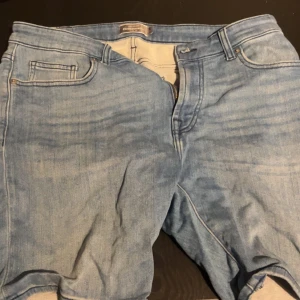 Blå Jeans Shorts  - Blåa Jeans shorts! Knappt tecken på användning! Hör av vid intresss!