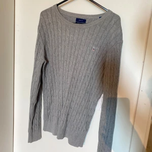 Gant tröja  - Kabelstickad Gant tröja. I gott skick  och fåtalet använt🥰