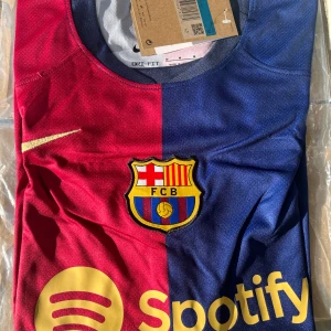 Fotbollströja FCB - Barcelona Home Jersey 2024/2025 I nytt skick, säljer då jag missat att returnera ett antal tröjor (finns därav fler i min profil)  Nypris: 1249kr 