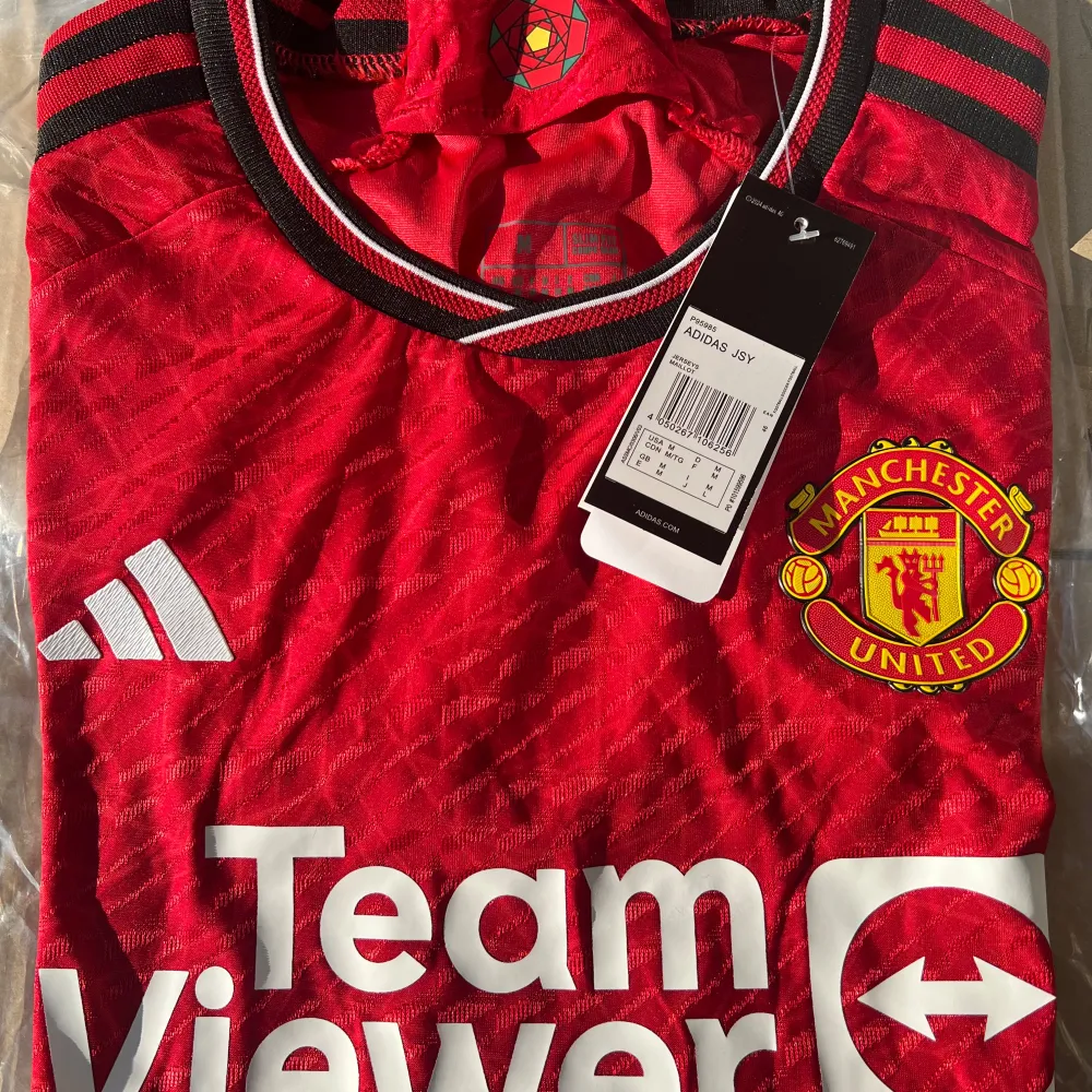 Manchester United Home Jersey 2023/2024  I nytt skick, säljer då jag missat att returnera ett antal tröjor (finns därav fler i min profil)  Nypris: 1149kr . Sportswear.