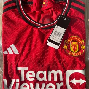Fotbollströja Manchester United - Manchester United Home Jersey 2023/2024  I nytt skick, säljer då jag missat att returnera ett antal tröjor (finns därav fler i min profil)  Nypris: 1149kr 
