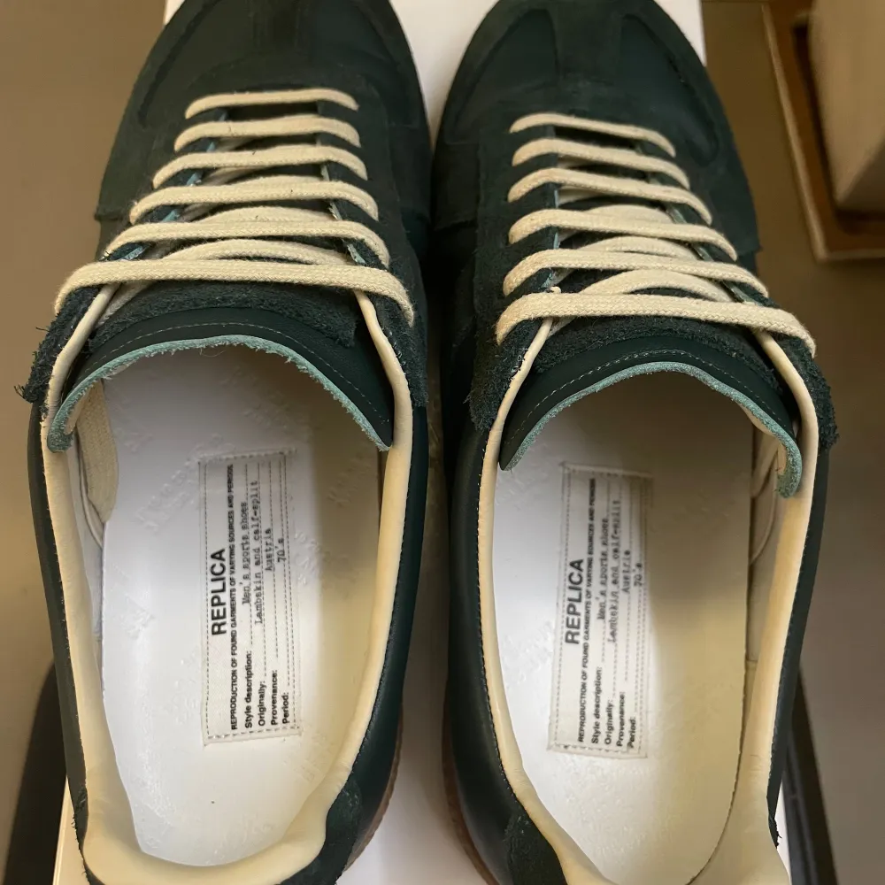 Maison Margiela GATS ”Deep Green” i storlek 42, använd endast fåtal gånger 10/10 skick, inga fel. Box och dustbag ingår! 🌲👟(Inga byten, Inget kvitto.). Skor.