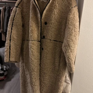 Beige teddyjacka - Säljer en supermysig beige teddyjacka i mycket bra skick. Den har en oversized passform och långa ärmar, perfekt för kalla höst- och vinterdagar. Jackan har knappar framtill och en stilren design som passar till det mesta. Perfekt för dig som vill hålla dig varm och trendig!