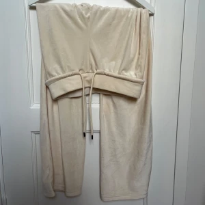 Beige mjukisbyxor med snörning - Superbekväma beige mjukisbyxor i syntetmaterial. De har en loose passform och hög midja med snörning för justerbarhet. Perfekta för mysiga dagar hemma eller en avslappnad dag ute. 🛋️✨