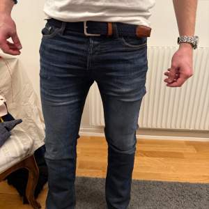 Feta jeans i slim modell, nyskick. Färgen är som första bilderna. Storlek 27x32. Mindre defekt i bak, kom privat för bild på det.