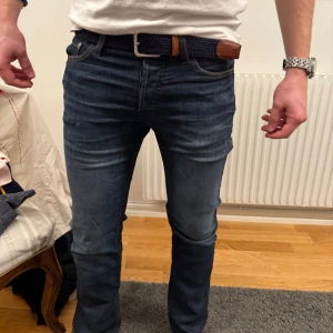 Mörkblå jeans slim fit - Feta jeans i slim modell, nyskick. Färgen är som första bilderna. Storlek 27x32. Mindre defekt i bak, kom privat för bild på det.