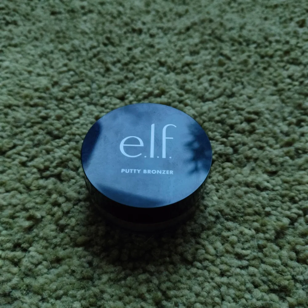 Ny ELF putty bronzer I färgen honey drip. Endast testad en gång med borste (se bild)men färgen passade tyvärr inte mig. Nypris ca 120, säljer för 60 kr.  Kom gärna med pris förslag!❤️. Skönhet.