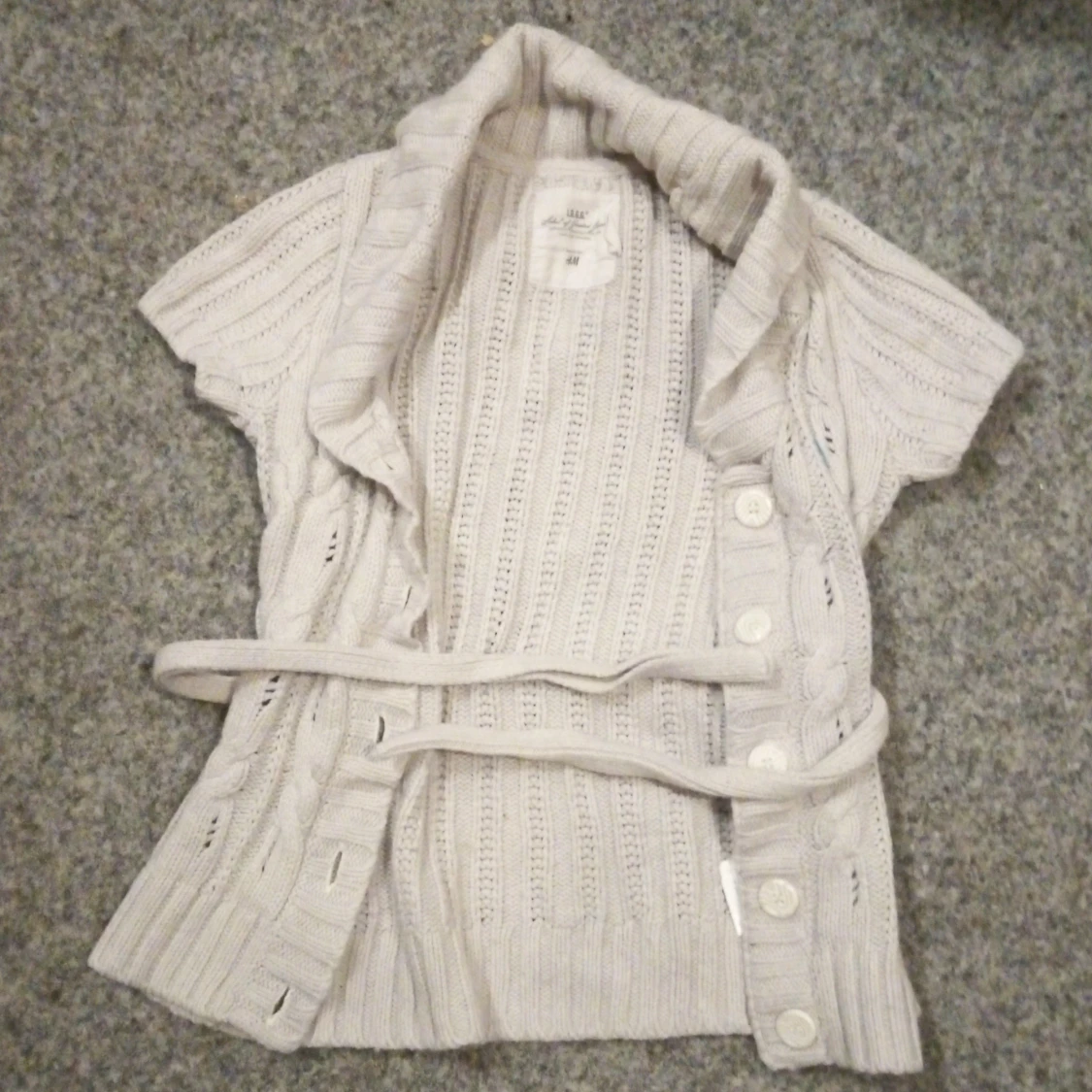 Ser beige ut men är ljus grå stickad kofta från H&M