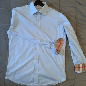 Burberry skjorta - Ljusblå Burberry skjorta i jättebra skick! Hör av er vid funderingar 😊 storlek: L skick: 9/10
