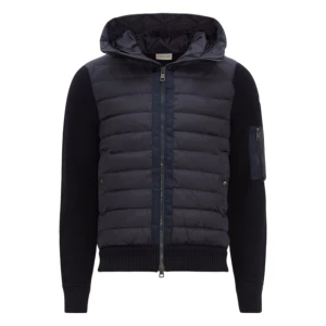 Moncler Cardigan - Perfekt för kallare vädret som nu kommer. Finns  S - XXL