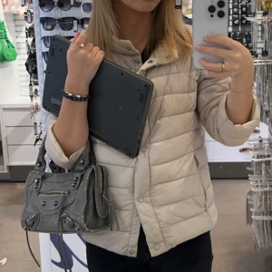 Trekvartsärmad jacka  - Intressekoll på min fina trekvartsärmade beiga jacka! Bra skick men har lite smink vid kragen. Storlek 36 men passar mig super som ofta har xs/s. Hör av er vid frågor eller lägg gärna prisförslag🩷💋🤩