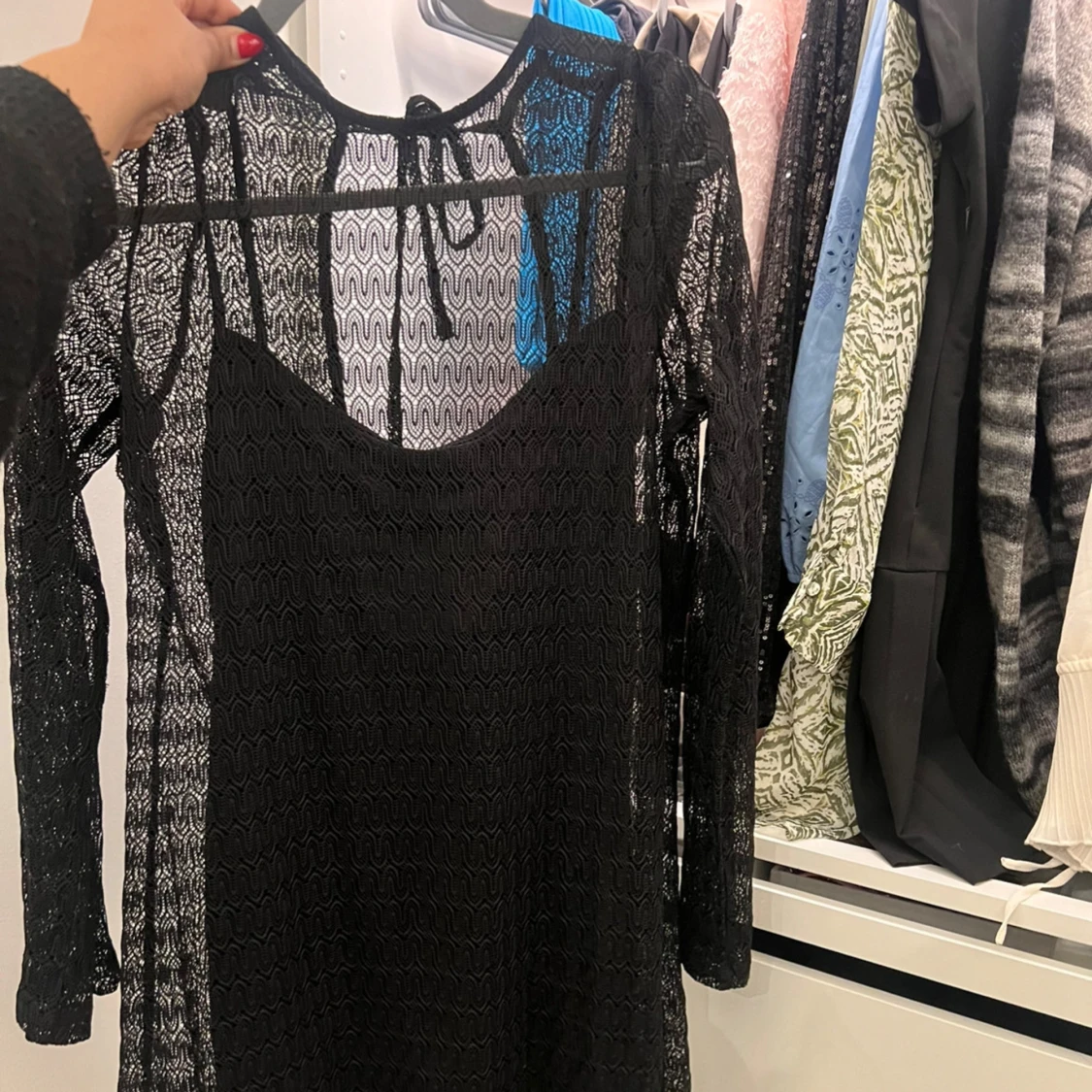 Svart spetsklänning