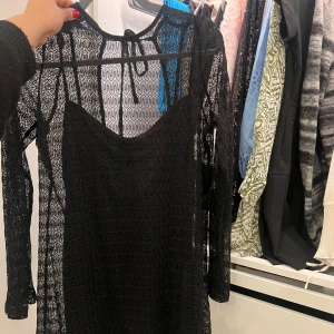 Svart spetsklänning - Säljer en svart spetsklänning med långärmad design. Underklänningen medföljer! Klänningen har är perfekt för festliga tillfällen. Den är i mycket bra skick! 