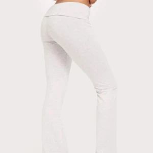 Gråa mjukisbyxor -  Superbekväma gråa mjukisbyxor i stretchigt material. Man kan ha dem låg midja eller hög du viker den hur du vill men jag använder aldrig den så jag kan ba sälja den 