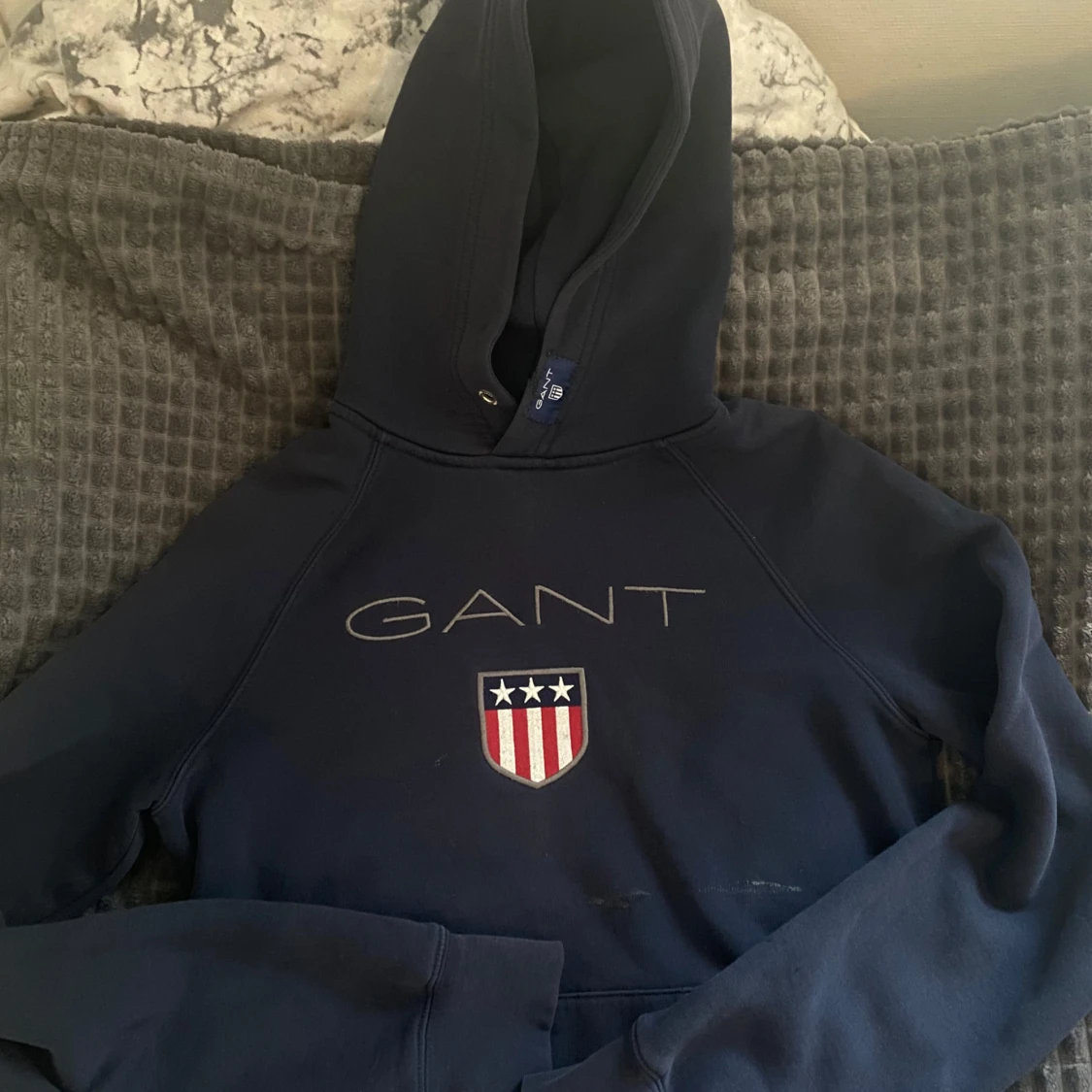 Mörkblå hoodie från GANT