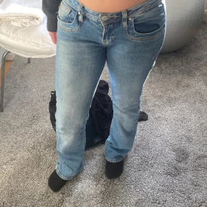 Blå jeans i bra skick - Säljer ett par ltb jeans i bra skick. De är lågmidjade, köpt för 600 skriv om ni undrar något 💕 