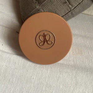 anastasia cream bronzer - jätte bra bronzer från anastasia, använt några gånger så den är nästan helt full, säljer då den inte kommer till användning då jag har andra som jag använder men den är superbra! nypris 380, mitt pris 260.
