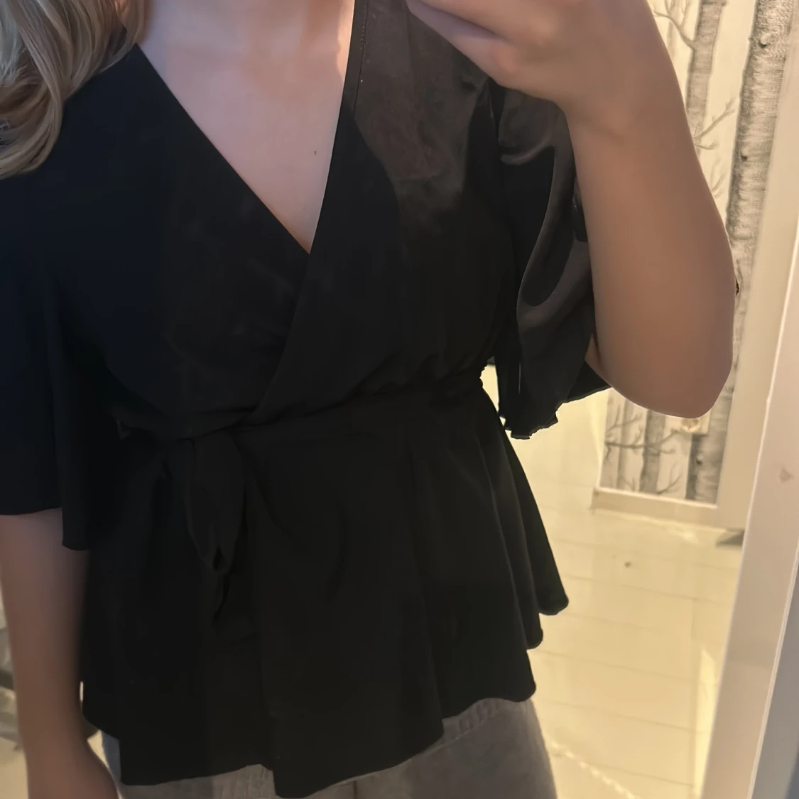 Svart blus med knytband - 91