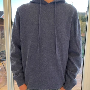 Blå merinoull hoodie - Säljer en jättefin och skön merinoull hoodie. Den är köpt i storlek S men sitter stort så passar mer som M. Den är i mycket bra skick. Skriv vid frågor!